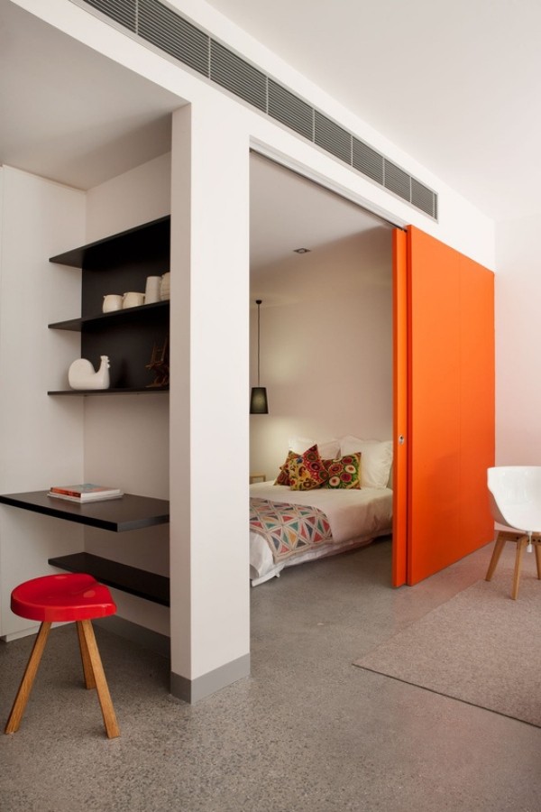 schlafzimmer platzsparende-raumgestaltung orange schiebetür schlafbereich getrennt