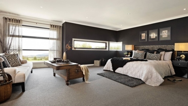 schlafzimmer einrihtung schwarz weiß teppichboden grau holz truhe couchtisch