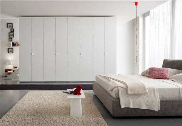 schrank drehtüren-edel in weiß schlafzimmer gemütlich accessoires teppichboden