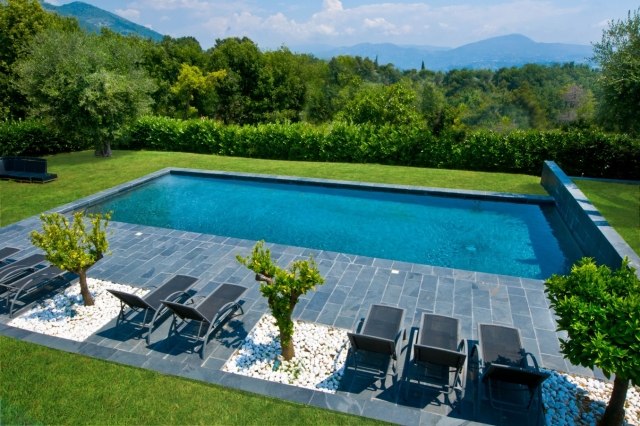 schwimmbecken design rechteckig fliesen grau bäume terrasse