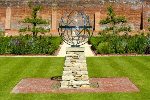 Gartendeko Idee Rasenfläche Skulptur Metall Edelstahl
