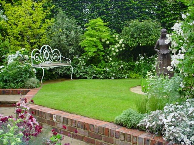 englischer Garten Rasenfläche Sitzbank Metall