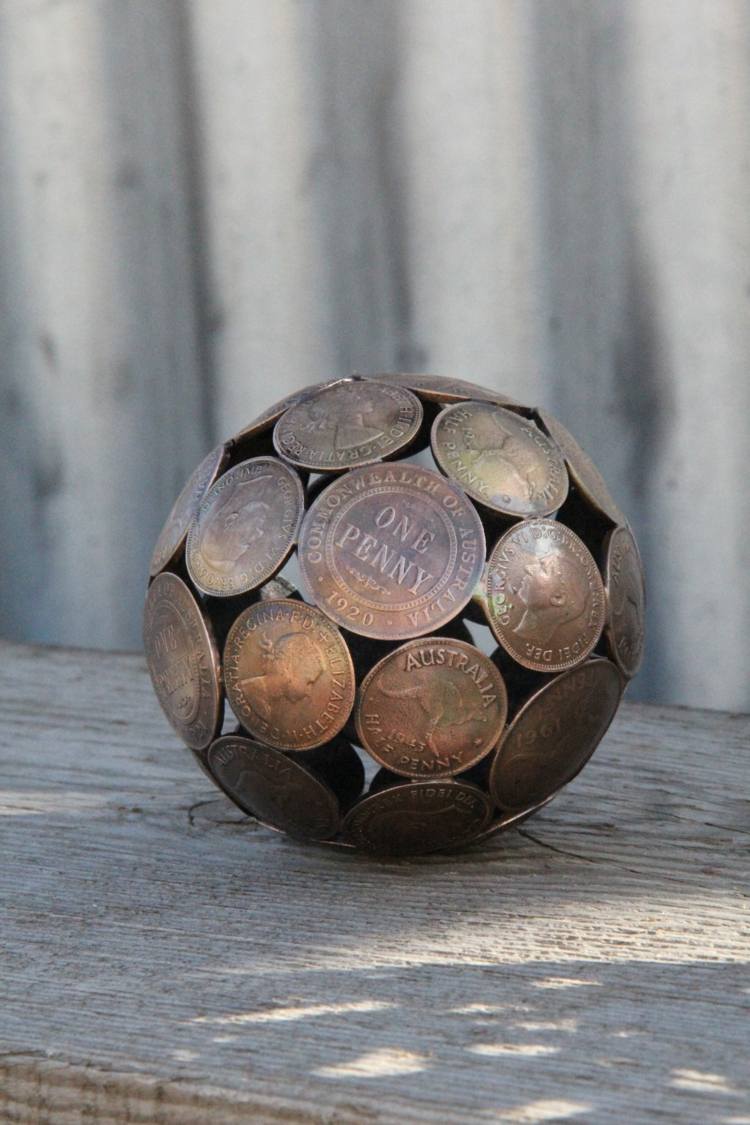 skulpturen im garten penny kunst kugel design metall deko outdoor