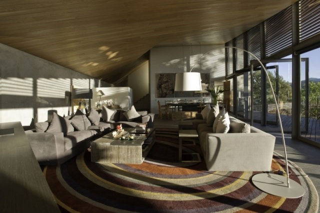 sonniges wohnzimmer ideen sichtschutz jalousien runder hochflor teppich geometrische muster