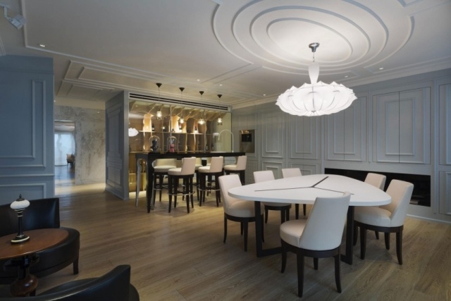 spektakulärer kronleuchter weiß dekorativ luxus-penthouse einrichtung lichtkonzept