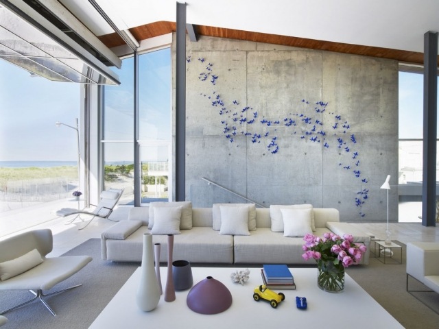 strandhaus wohnzimmer betonwand blaue schmetterlinge deko