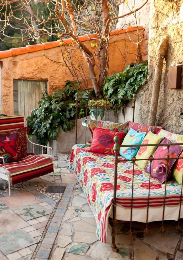 terrasse bohemian stil deko metall bett sofa bunte kissen