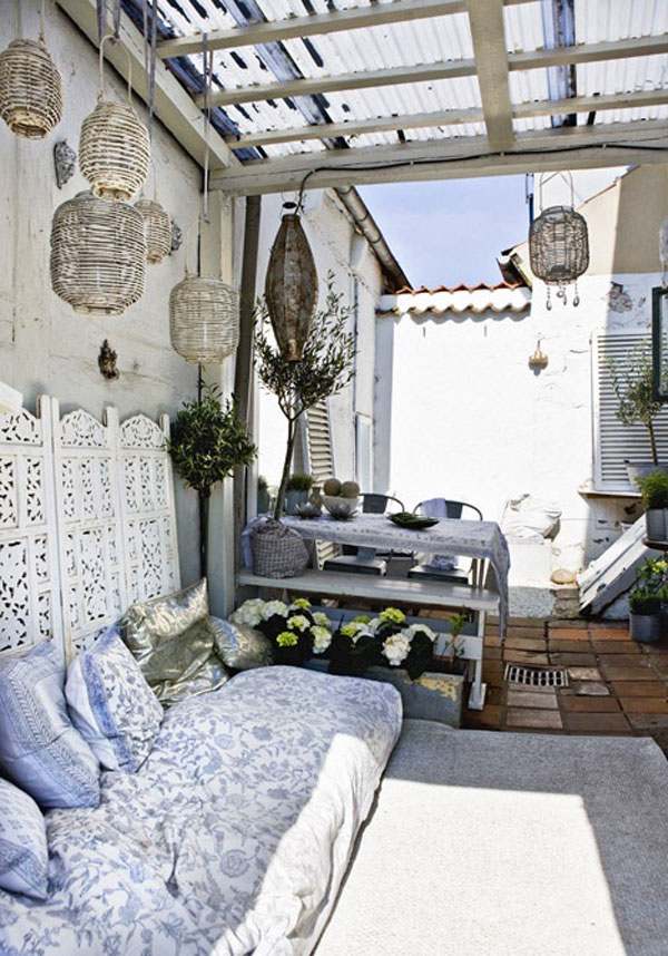 terrasse bohemian stil pendelleuchten überdachung sitzkissen