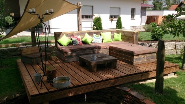 terrassengestaltung möbel sofa holz sonnensegel deko kissen