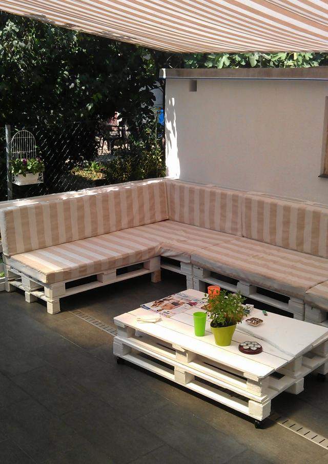 terrassenmöbel europaletten sofa tisch sonnenschutz markise