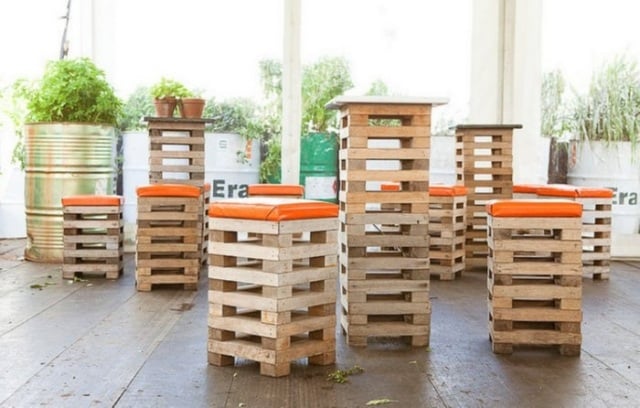 terrassenmöbel hocker tische paletten orange sitzkissen