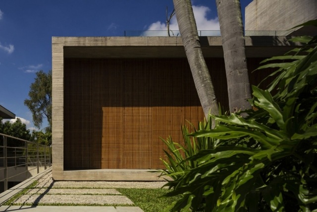 the p house-flachdachhaus aus beton-gedreht baukörper palmengarten