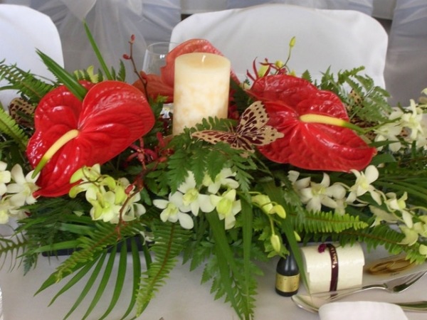 tischschmuck duftende stumpenkerze schnittblumen-dekoration
