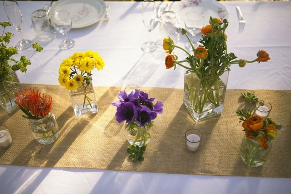tischläufer frühlingshafte dekoration mit blumen-glas blumenbehälter