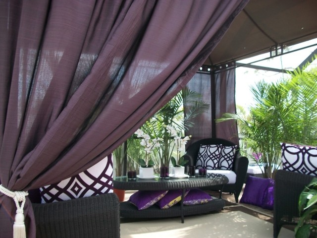 überdachte terrasse möbel lila gardinen sichtschutz