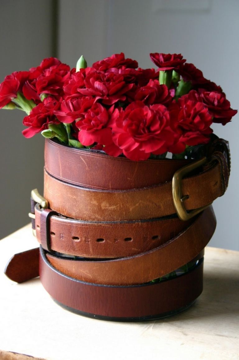 upcycling ideen guertel basteln vase originell nelken rot
