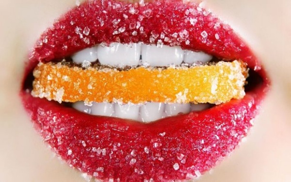 mund rote-lippen zuckerkristalle effekt zitronenscheibe