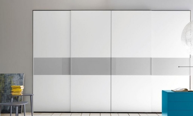 4-türig-kleiderschrank weiß-glanzoberfläche silberne-kante dekorativ