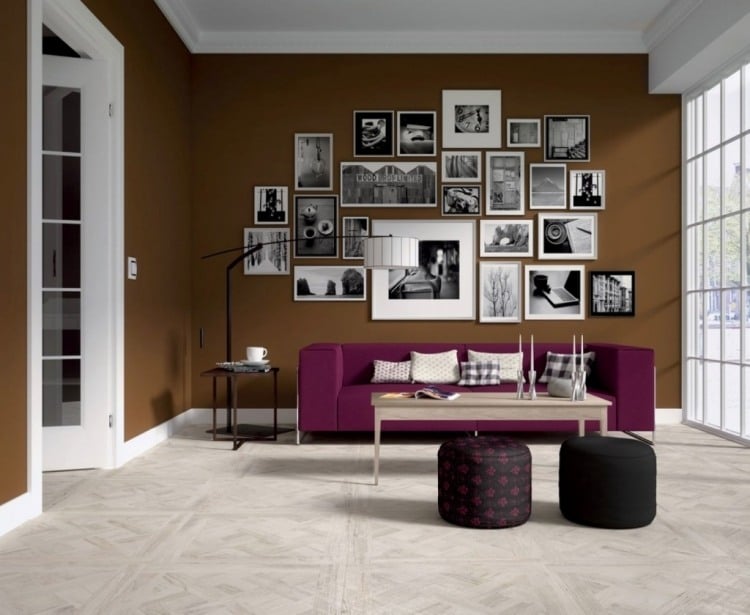 wanddeko-ideen-fotowand-schwarz-weiss-bilder-couch-violett-wandfarbe-braun