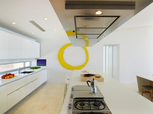 weiße wohnküche design kochinsel wanddeko gelb