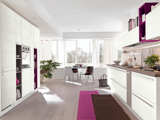 Küche U Form planen lila Regale Akzente Spüle Ablagefläche