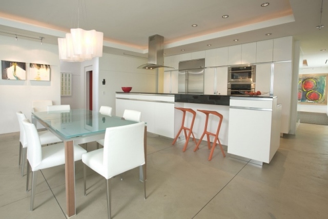weiße küche-mit essbereich beleuchtet weiße stühle-Decken Lichtgestaltung dekorative akzente