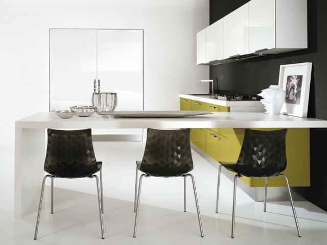 Küche Essplatz schwarze Stühle moderne Bilder