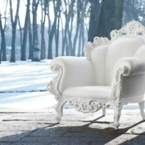 weißer Sessel Holz Schnitzerei Gestell klassisch eklektisch Möbelstücke