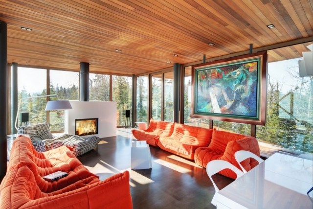 wohnzimmer deckenverkleidung holz sichtbare maserung rote sitzmöbel kaminofen-weiß glanz-esstisch mit stühlen
