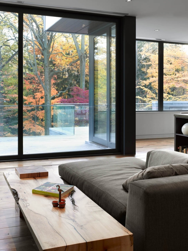 wohnzimmer design massivholz couchtisch glas schiebetüren balkon