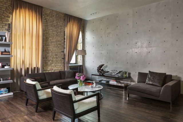 wohnzimmer eklektik einrichtung rustikale betonwand-backsteinmauer rundbogenfenster holzboden