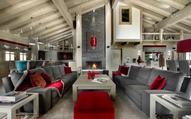 wohnzimmer natürliche farben polstermöbel-grau sofas karminrote kissen beistelltisch