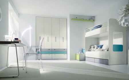 zimmer-für-jungen-designer-möbelstücke-schlicht-ausstattung-plüschtiere-stilvoll