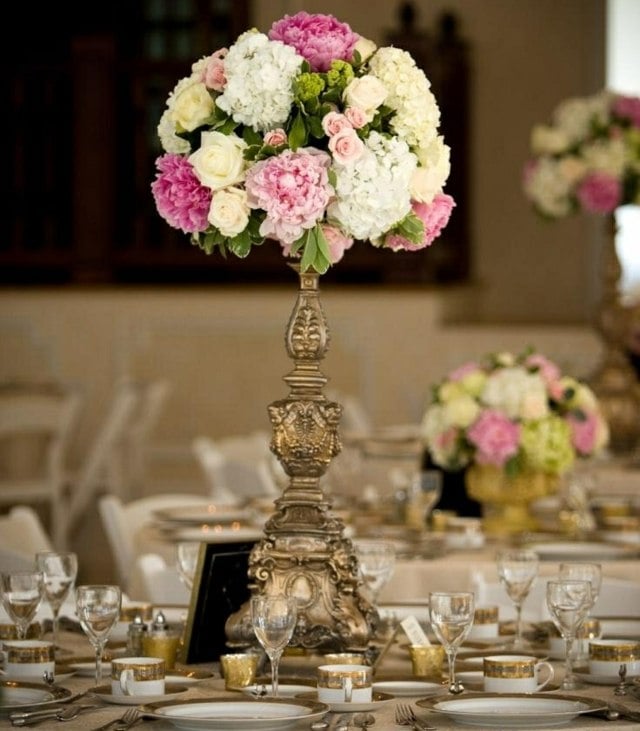 glaumoröse Blumen Gestecke am Tisch Rosen Nelken gelb rosa weiß