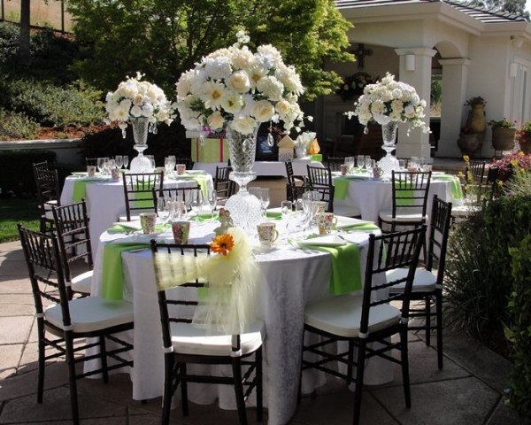 Hochzeit-weiße-Textilien-Stühle