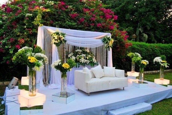 Hochzeit-im- Freien-Blumenvasen-Abendlicht