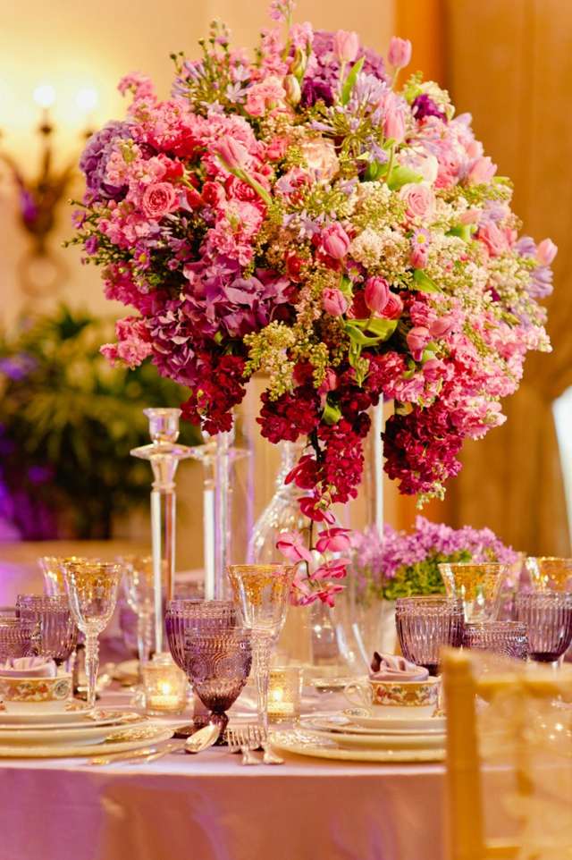 hohe Vase rosa lila Blumengestecke opulent glamourös
