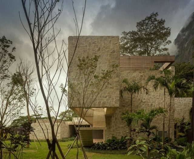 Al-Rio-de-Janeiro-Villa-mit-Stein-und-Holz-Architektenhaus-modern