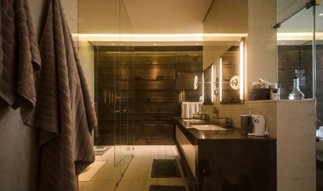Zeitgenössisches Badezimmer Wandspiegel integrierte Beleuchtung