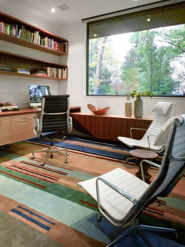 Arbeiten-im-Home-Office-gestreift-Teppich-Moderne-Bürostühle