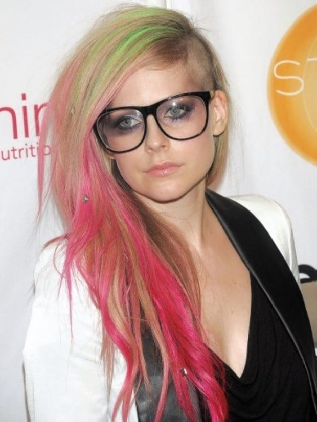 Avril-Lavigne-mit-brille-pink