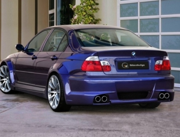 Hinterhof-Garage-BMW- 3er- Serie -1998- 2005- schwarz- blau