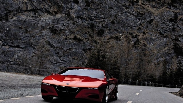 BMW-M1-rot-in-bewegung-weg