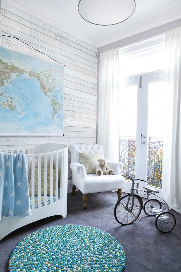 Babyzimmer-Gestaltung-junge-tapete-holzoptik-weltkarte-wanddeko