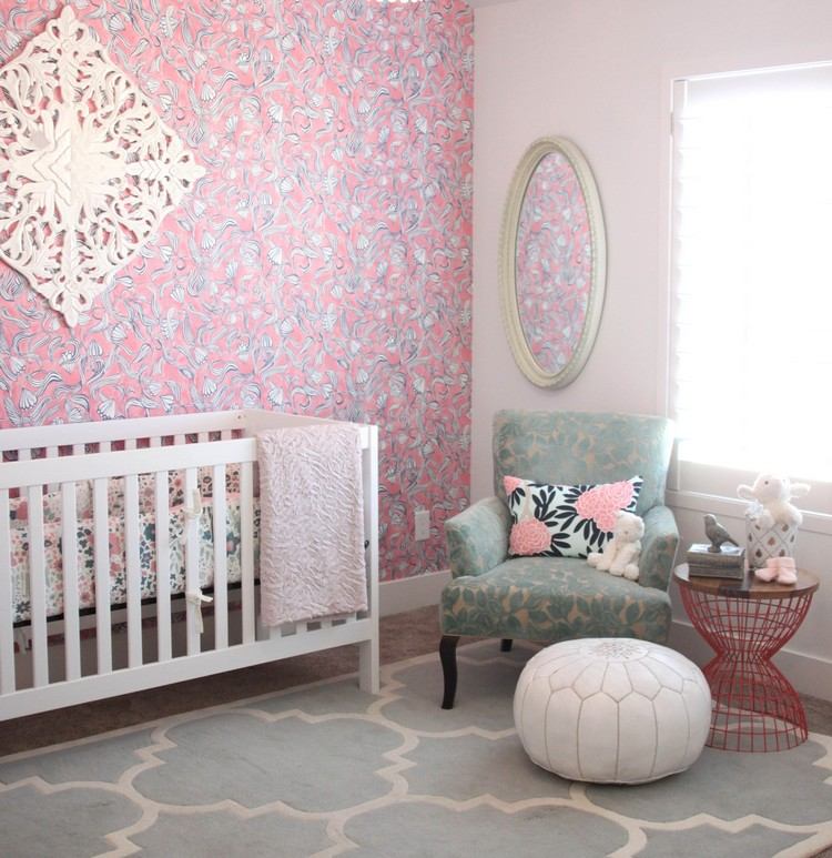 Babyzimmer-Gestaltung-maedchen-rosa-tapete-weisses-babybett-mintgruene-akzente