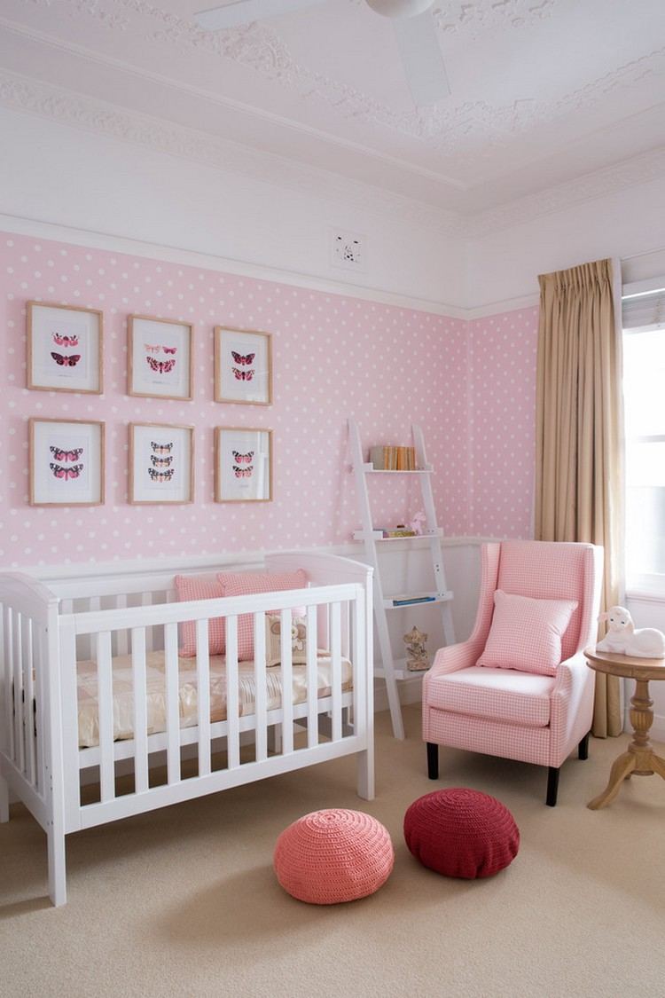 Babyzimmer-Gestaltung-maedchen-tapete-punktemuster-rosa-weiss