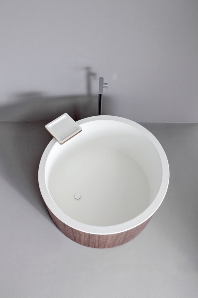 Corian Kunststoff Badewanne rund modern-holz außenverkleidung-ablagefläche 