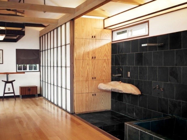 Badezimmer Ausstattung schwarze Fliesen-Holz-Paneele Holzboden rutschfest