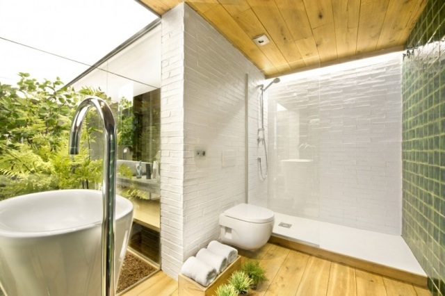 BadIdeen -Exotische Atmosphäre Weiße Wandgestaltung mit Ziegeln Duschkabine