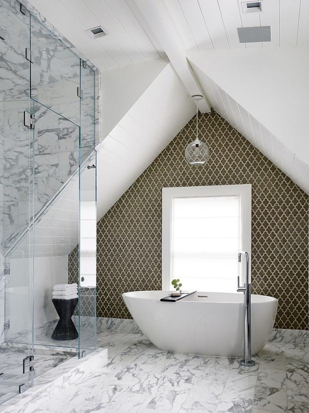 Badezimmer-Satteldach-Gestaltungsideen-freistehende-wanne-armatur-marmor-boden-wandtapeten